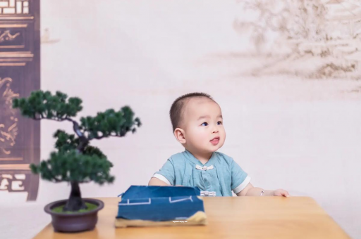 黄南怀孕肚子中间凹两边凸